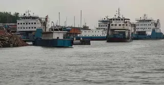 বৈরী আবহাওয়ার কারণে পাটুরিয়া-দৌলতদিয়া নৌরুটে ফেরি-লঞ্চ চলাচল বন্ধ
